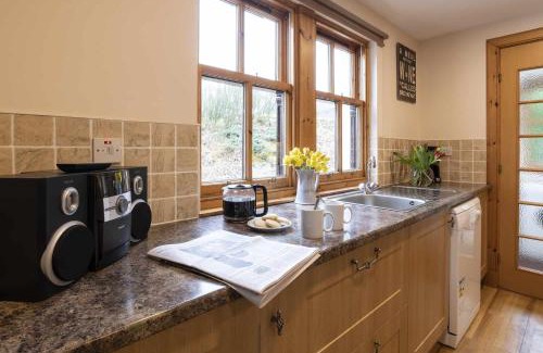 Aviemore House | Rowan Cottage: 4-Star Getaway for Families and Pets