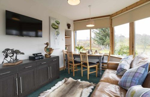 Aviemore House | Rowan Cottage: 4-Star Getaway for Families and Pets