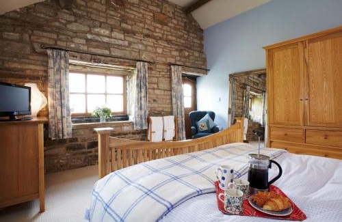 Hepworth House | Rowan Cottage: Pet-Friendly Retreat with Hot Tub & 5 Stars