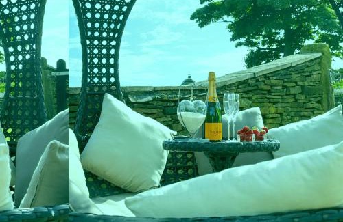 Hepworth House | Rowan Cottage: Pet-Friendly Retreat with Hot Tub & 5 Stars