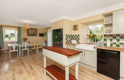 Ardgay Cottage | ROWAN HOUSE: Pet-Friendly Cottage with Spa & Hot Tub