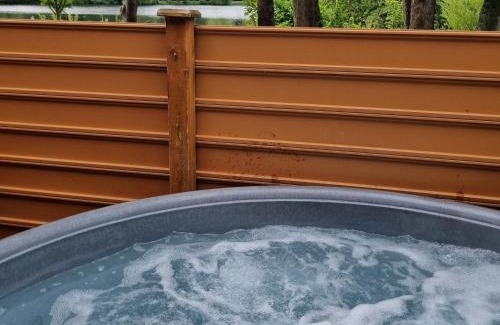 York House | Rowan Lodge: Family & Pet-Friendly Retreat with Hot Tub