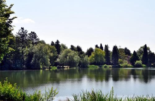York House | Rowan Lodge: Family & Pet-Friendly Retreat with Hot Tub