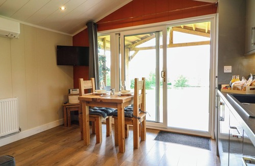 Swadlincote Cottage | ROWAN: Romantic Cottage with Hot Tub in Donisthorpe