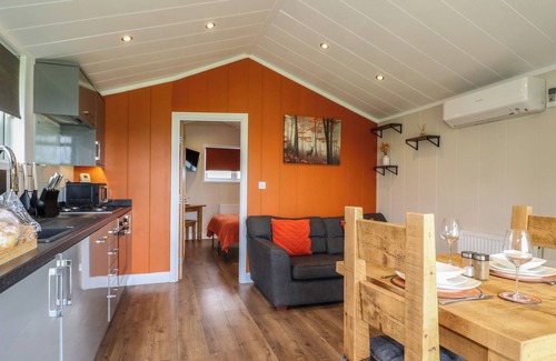 Swadlincote Cottage | ROWAN: Romantic Cottage with Hot Tub in Donisthorpe