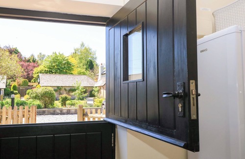 Blandford Forum Cottage | Cozy Rowdens Barn: Pet-Friendly Getaway in Winterborne Stickland