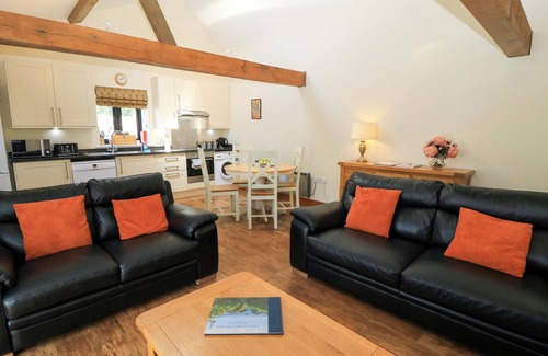 Blandford Forum Cottage | Cozy Rowdens Barn: Pet-Friendly Getaway in Winterborne Stickland