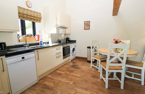 Blandford Forum Cottage | Cozy Rowdens Barn: Pet-Friendly Getaway in Winterborne Stickland