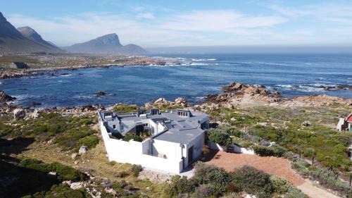 Rooiels Villa | Idyllic Rox Villa with Direct Ocean Access and Private Beach