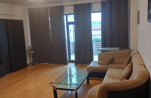 Ramnicu Valcea Apartment | Roxana Apartament: Family-Friendly Retreat with Top Reviews