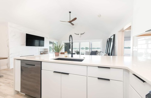 Russells Point House | Roxie's Lake Front House: Top-Rated & Pet Friendly Oasis