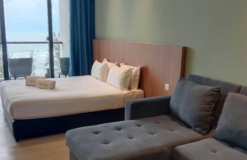 Sematan Apartment | Cozy Roxy Beach Apartment with Pool and Family-Friendly Perks