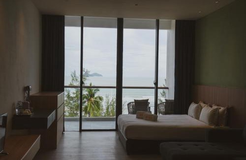 Sematan Apartment | Relax at Roxy Beach Apartment with Oceanfront Amenities