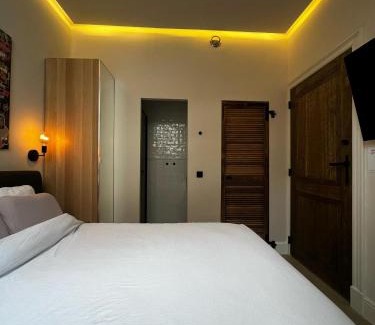 Leuven House | Highly Rated Roxy's Fishmarket: Your Perfect Getaway