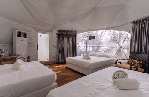 Lundu Hotel | Discover Roxy Telok Serabang: Family-Friendly & Dining Delight