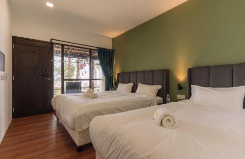 Sematan Cabin | Discover Roxy Telok Serabang: Oceanfront Bliss Awaits