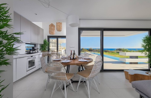 Gennadi Villa | Discover Royal Albatross Beach Front Villa with Ocean Views