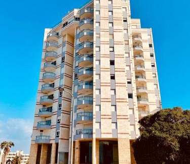 Netanya Apartment | Oceanfront Royal Apartment: Pool & Family-Friendly Stay
