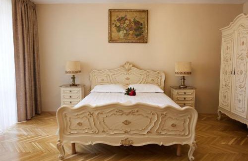 Cluj County Apartment | Guest Rated 9.9: Royal Apartment CLUJ with Family-Friendly Amenities