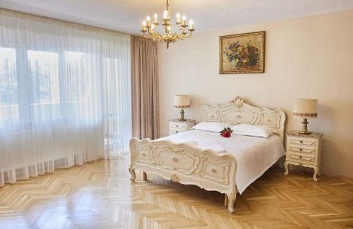 Cluj County Apartment | Guest Rated 9.9: Royal Apartment CLUJ with Family-Friendly Amenities