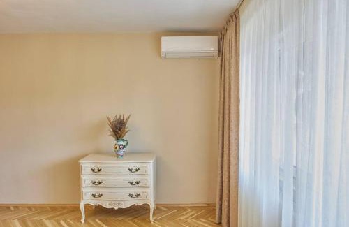 Cluj County Apartment | Guest Rated 9.9: Royal Apartment CLUJ with Family-Friendly Amenities