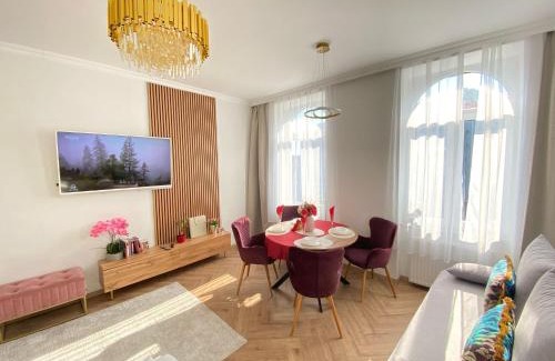 Nibelungen-Viertel Apartment | Royal Apartment with Balcony Near Schönbrunn - Rated 9.8
