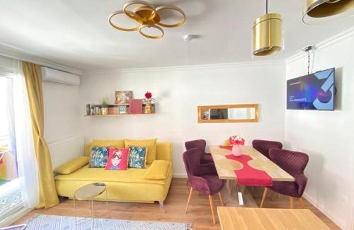 Nibelungen-Viertel Apartment | Royal Apartment with Balcony Near Schönbrunn - Rated 9.8