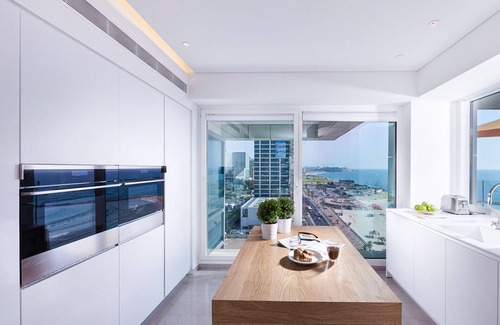 Kerem HaTeimanim House | Royal Beach Residence: 2 BR with Pool & Child-Friendly Fun