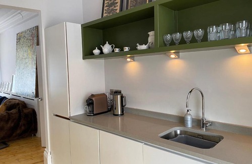 Penarth Apartment | Experience Royal Buildings: A 4-Star Guest Favorite