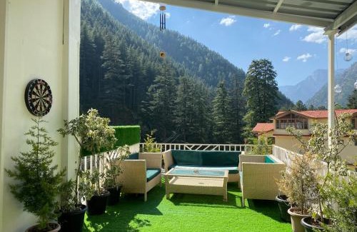 Kasol Hotel | Experience Royal Castle: 4-Star Hotel with Pool & Dining