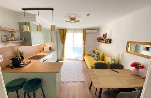 Nibelungen-Viertel Apartment | Guest Rated 9.4: Royal Delux with Balcony Near Schönbrunn