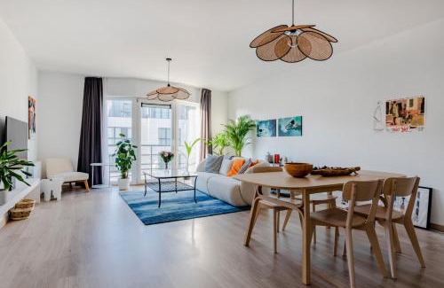 Upper Town Apartment | Elegant Royal Design Residence: Ideal for Families