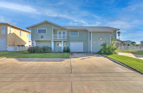 City-by-the Sea House | Exquisite Royal Estes: Canal Front Home with Private Pool