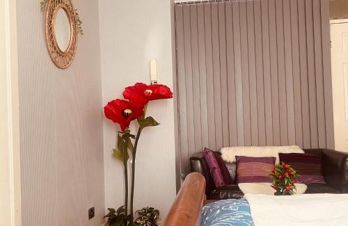 Sutton Coldfield House | Family-Friendly Stay at Royal Fikiri House with Hot Tub