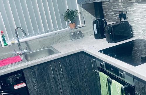 Sutton Coldfield House | Family-Friendly Stay at Royal Fikiri House with Hot Tub