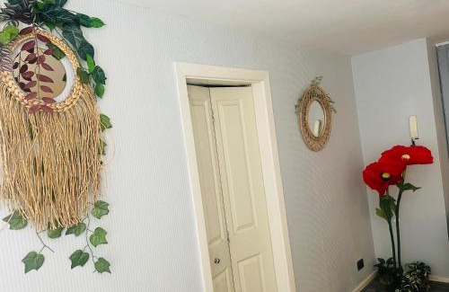 Sutton Coldfield House | Family-Friendly Stay at Royal Fikiri House with Hot Tub