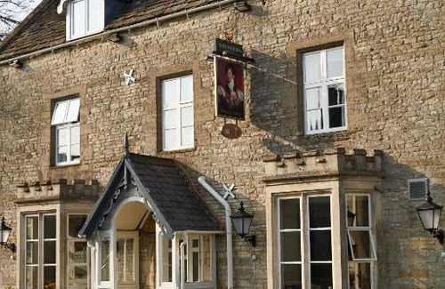 Birdlip Hotel | Elegant Royal George Hotel: Family-Friendly with Hot Tub