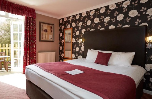 Birdlip Hotel | Elegant Royal George Hotel: Family-Friendly with Hot Tub