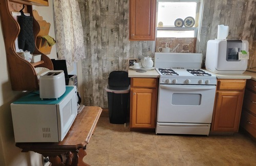 Florence House | Pet-Friendly Royal Gorge Arkansas River Retreat with Spa