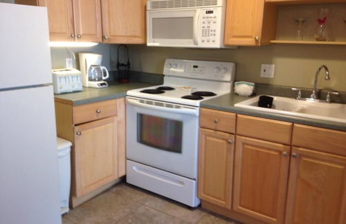 Naples Cottage | Explore Royal Harbor: Pet Friendly with Ocean Views!