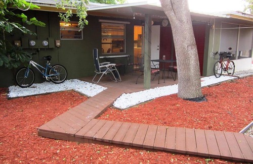 Naples Cottage | Explore Royal Harbor: Pet Friendly with Ocean Views!