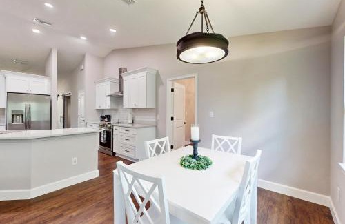 Brooksville House | Family-Friendly Royal Highlands Retreat for Memorable Stays