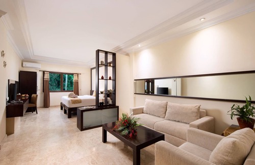 Tretes Hotel | Comfortable Royal Tretes View Hotel with Pool & Spa
