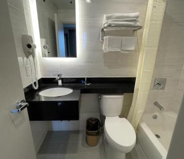 Baychester Hotel | Family-Friendly Royal Hotel in the Heart of Bronx