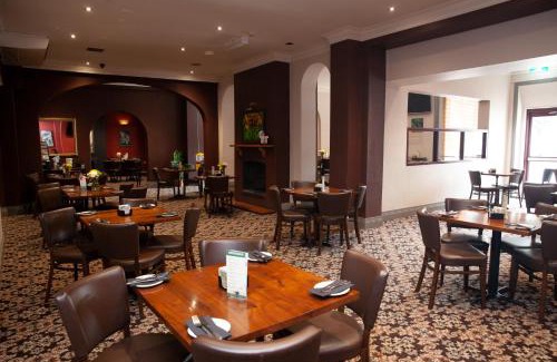Singleton Hotel | Budget-Friendly Royal Hotel Singleton with Family Amenities