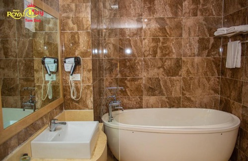 Tam Dao Hotel | Elegant Royal Huy Hotel Tam Dao with Private Pool & Breakfast