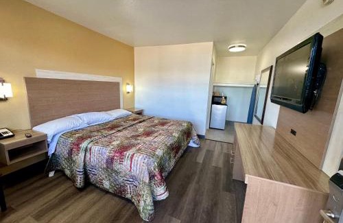Paw Creek Hotel | Convenient Royal Inn and Suites Near Charlotte Airport
