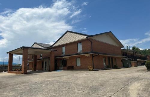 Fort Mc Clellan Hotel | Family-Friendly Royal Inn - Anniston with Pool Access