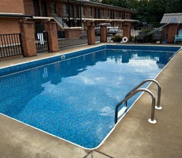 Fort Mc Clellan Hotel | Family-Friendly Royal Inn - Anniston with Pool Access