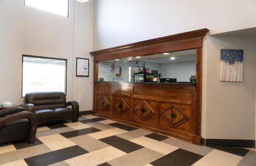 Akron Hotel | Comfortable Royal Inn & Suites with Family-Friendly Amenities